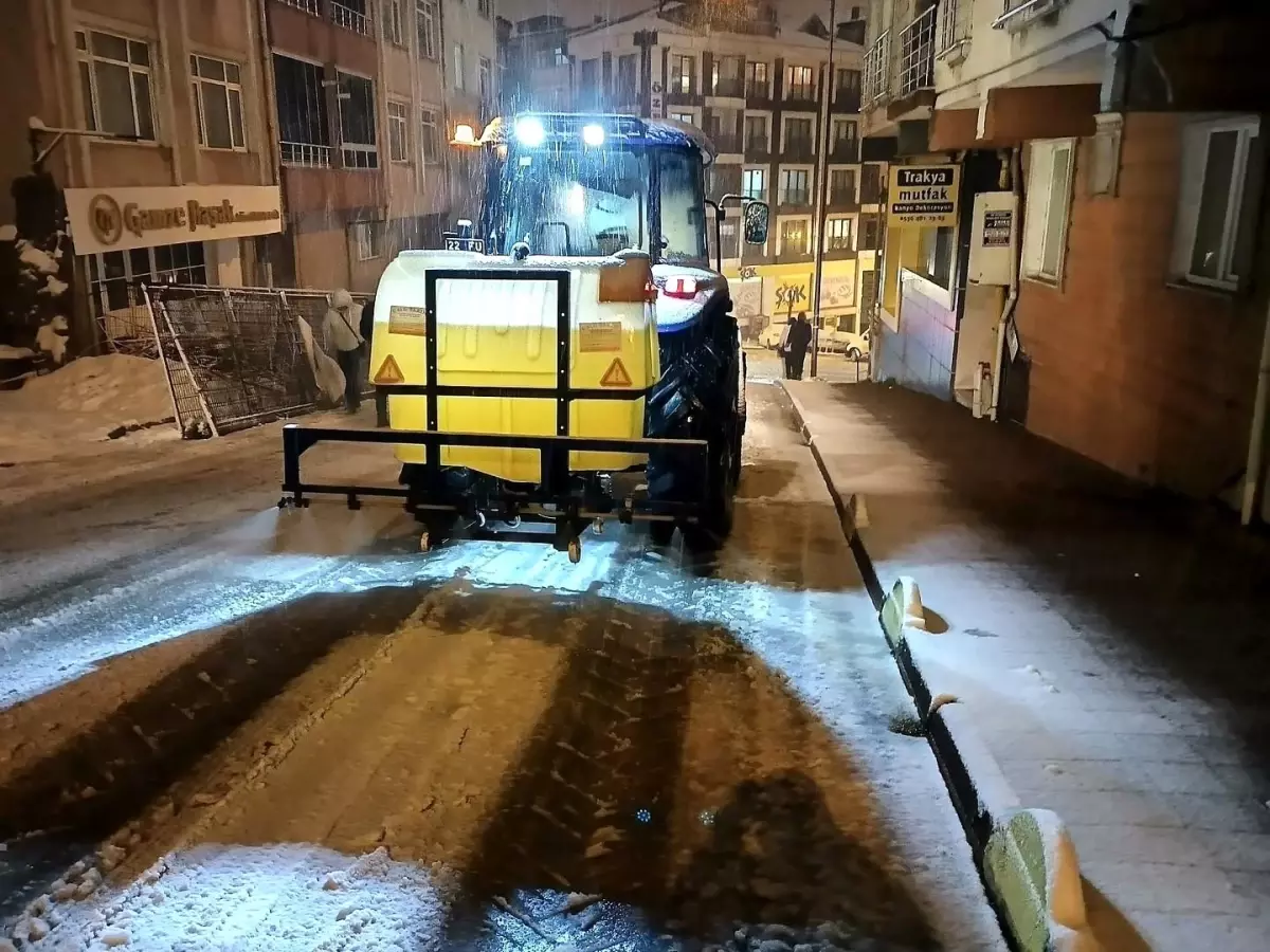 Keşan\'da Yoğun Kar Yağışı Nedeniyle Yol Açma Çalışmaları Devam Ediyor