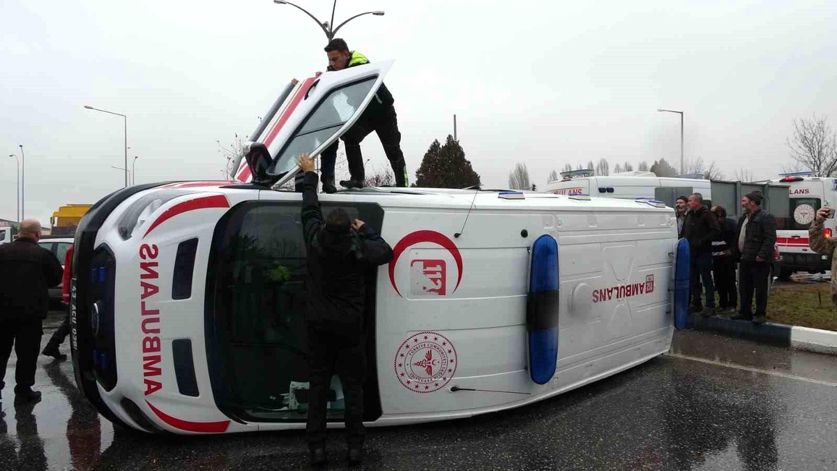 Kütahya\'da Ambulans ile Otomobil Çarpıştı