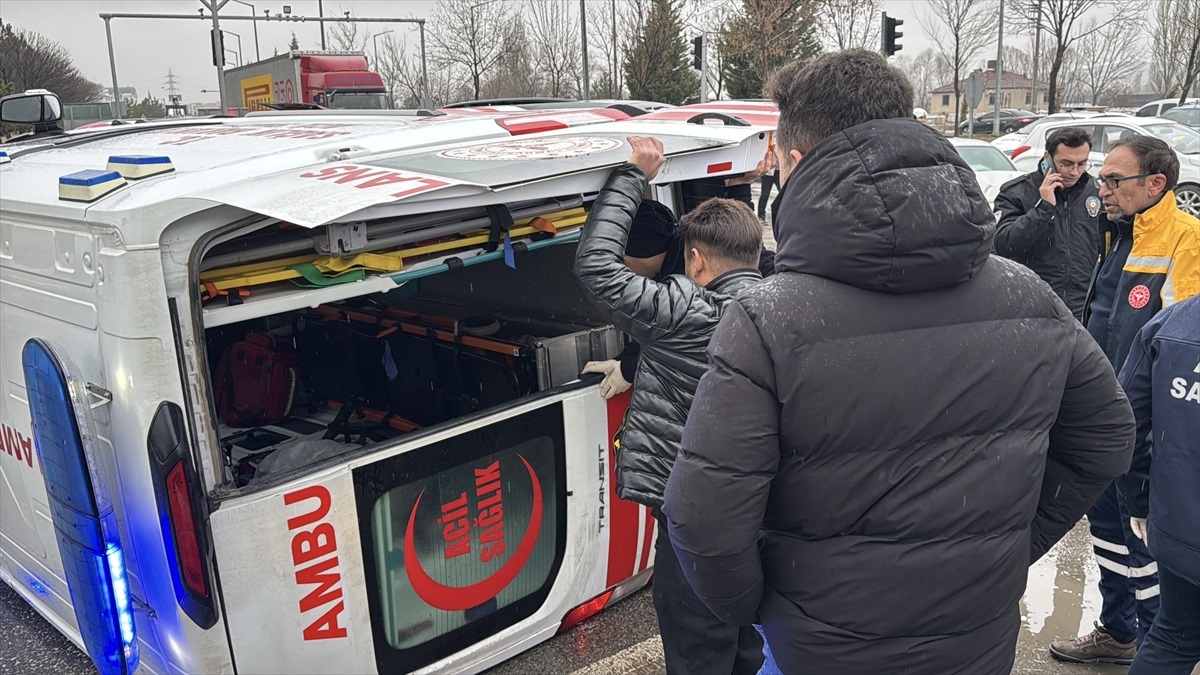 Kütahya\'da Ambulans ve Otomobil Çarpıştı