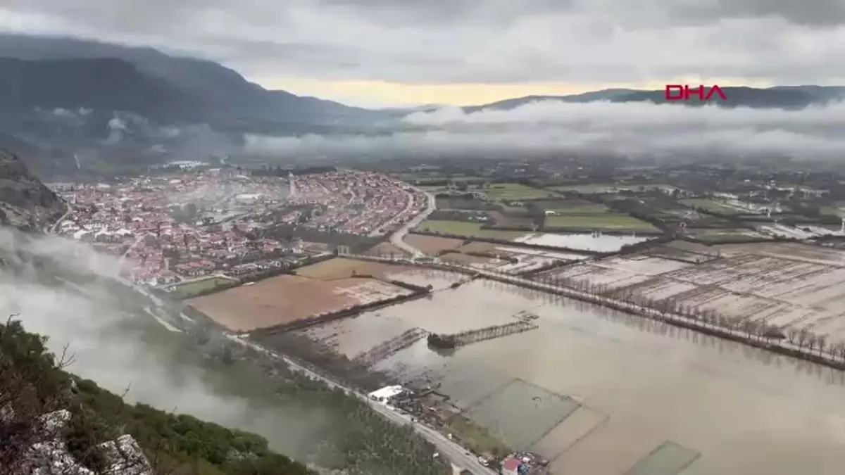 Menteşe\'de Sağanak Yağış Tarım Arazilerini Su Bastı