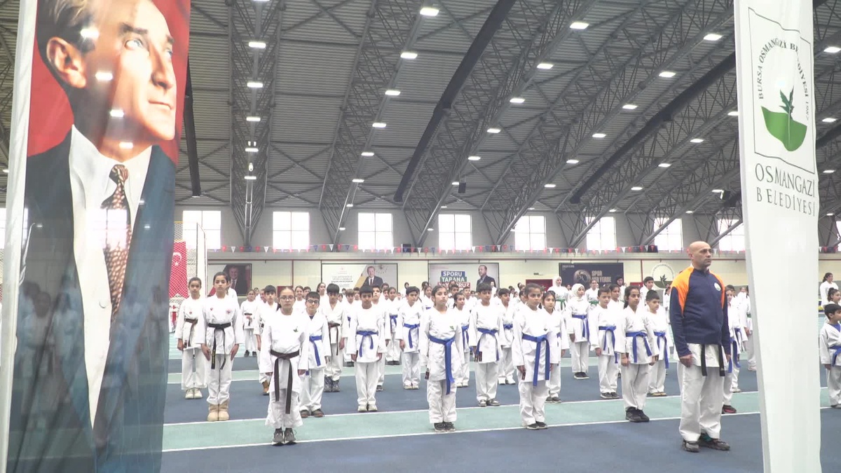Osmangazi\'de Genç Sporcular İçin Karate Eğitim Semineri Düzenlendi