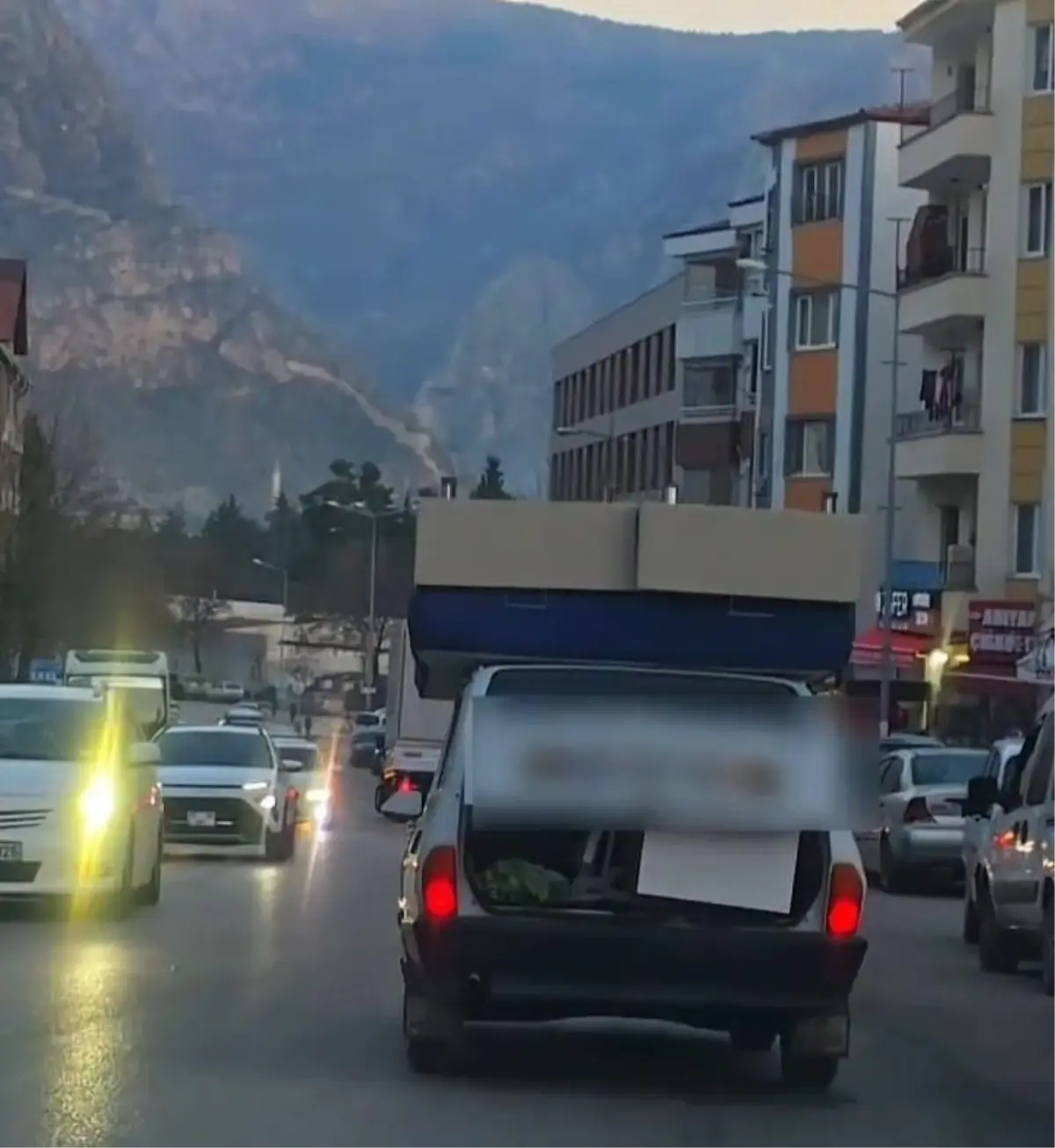 Amasya\'da Tehlikeli Yolculuk: Otomobilin Tavanında Baza ve Yatak Taşıdı