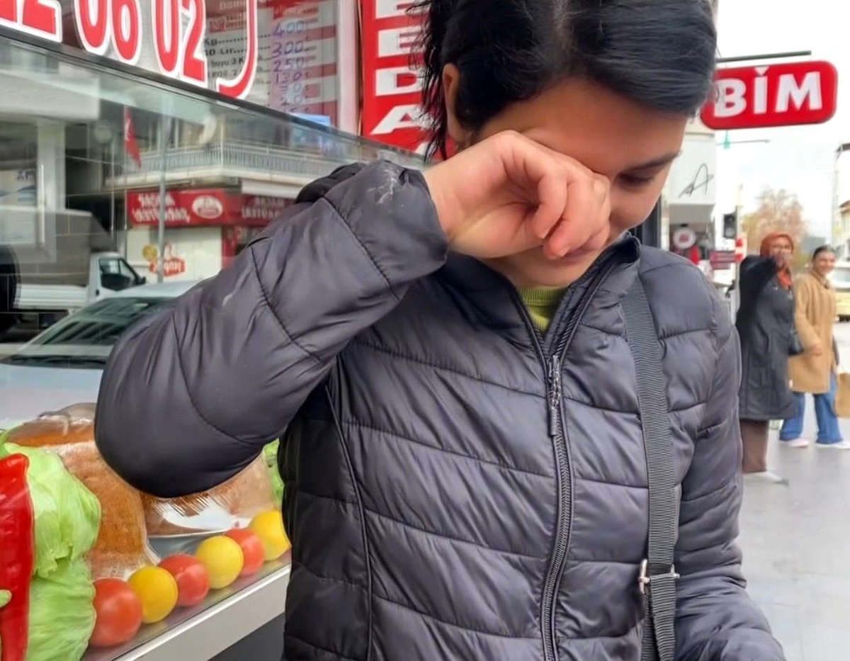 Genç Kızın Yavru Köpek Üzüntüsü
