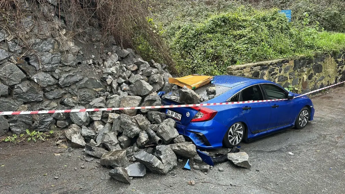 Sarıyer\'de Yağış Sonrası İnsiyat Duvarı Otomobilin Üstüne Yıkıldı