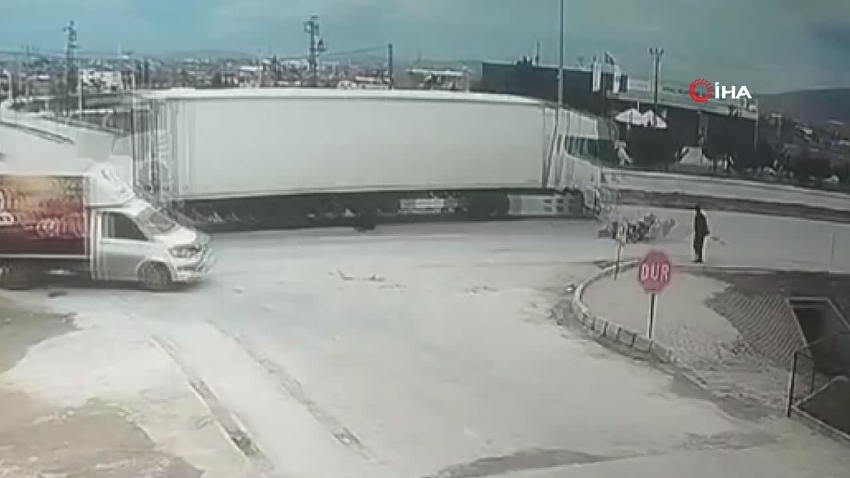 Afyonkarahisar\'da Tırın Motosiklete Çarpması: 2 Yaralı