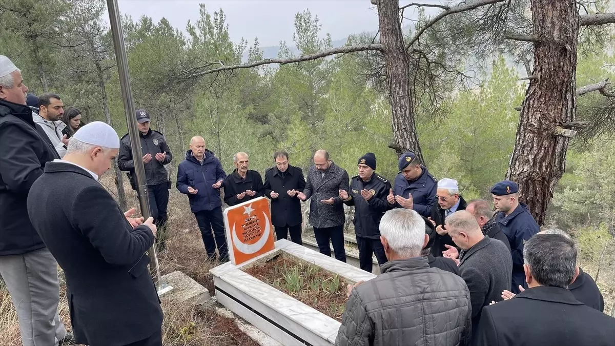 Tosya\'da şehit polis Kadir Atan kabri başında anıldı