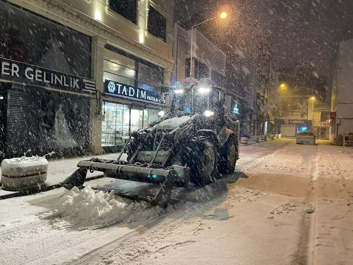 Edirne\'de Yoğun Kar Yağışı Nedeniyle Eğitime Ara Verildi