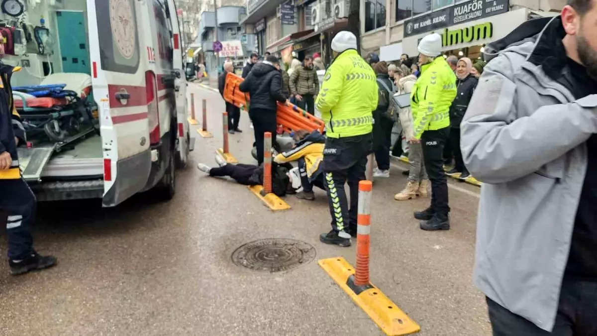 Bandırma\'da Motosiklet Kazası: İki Genç Kız Yaralandı