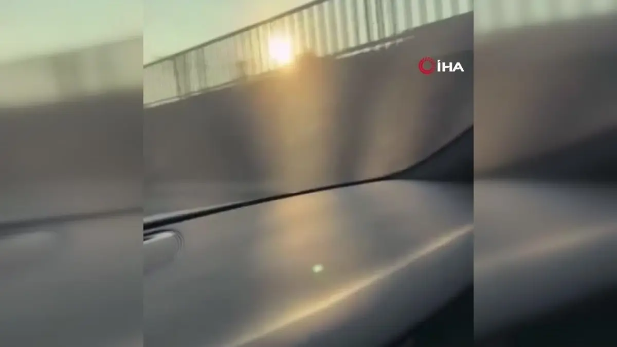 Bisikletin üstünde yatarak trafiği tehlikeye soktu