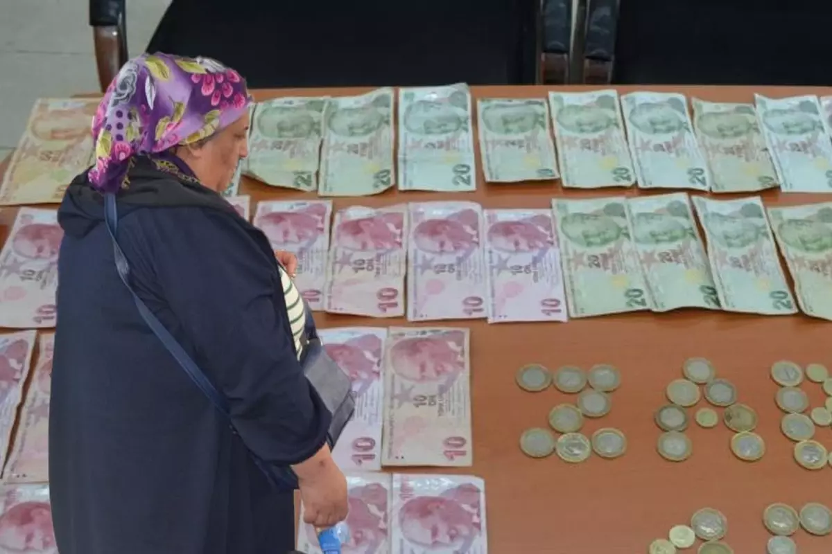 Cami önünde dilenen kadına suçüstü! 2 saat içerisinde bin 554 lira para toplamış