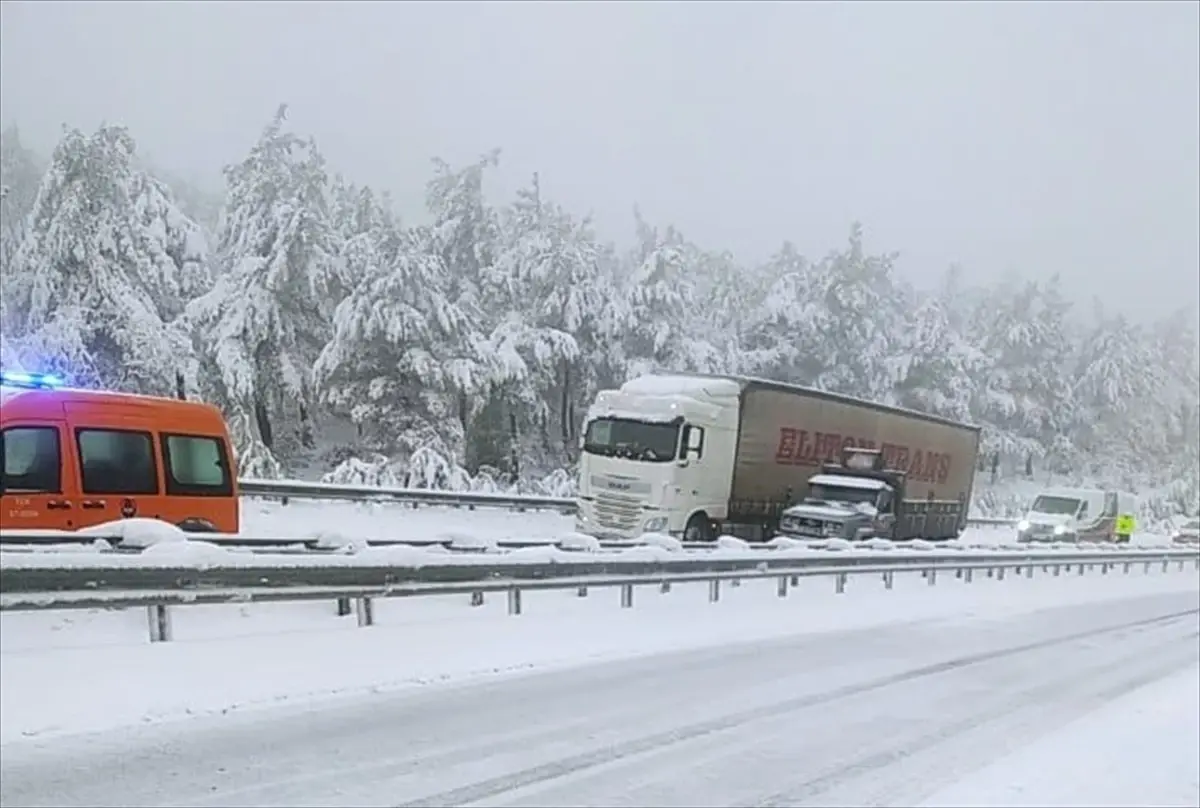 Gelibolu\'da Kar Yağışı Trafiği Aksattı