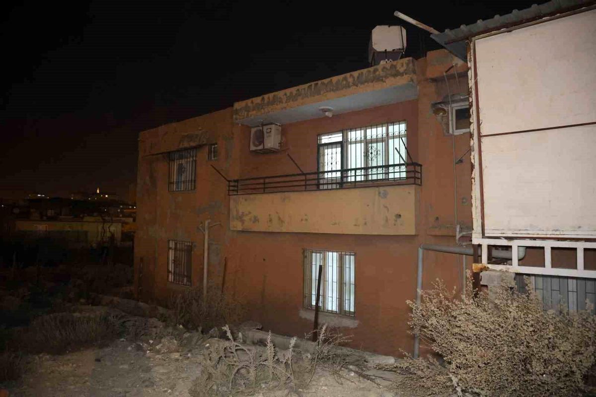 Düğüne davet ettiği yakını evindeki 1 milyon 700 bin TL\'yi çaldı