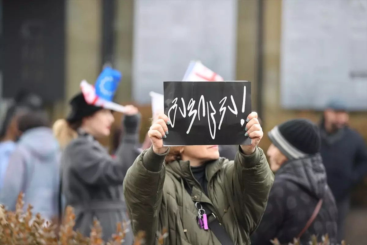 Gürcistan\'da AB Protestosu: 3 Saatlik Grev