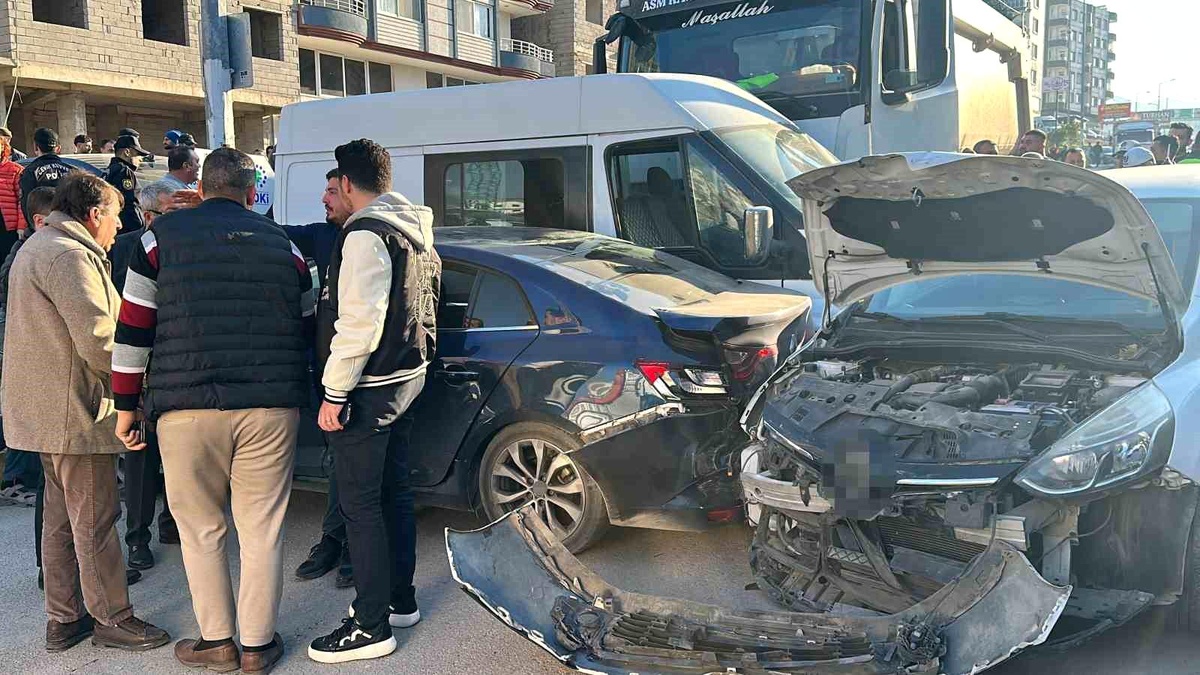 İskenderun\'da Freni Patlayan Kamyon 5 Araca Çarptı
