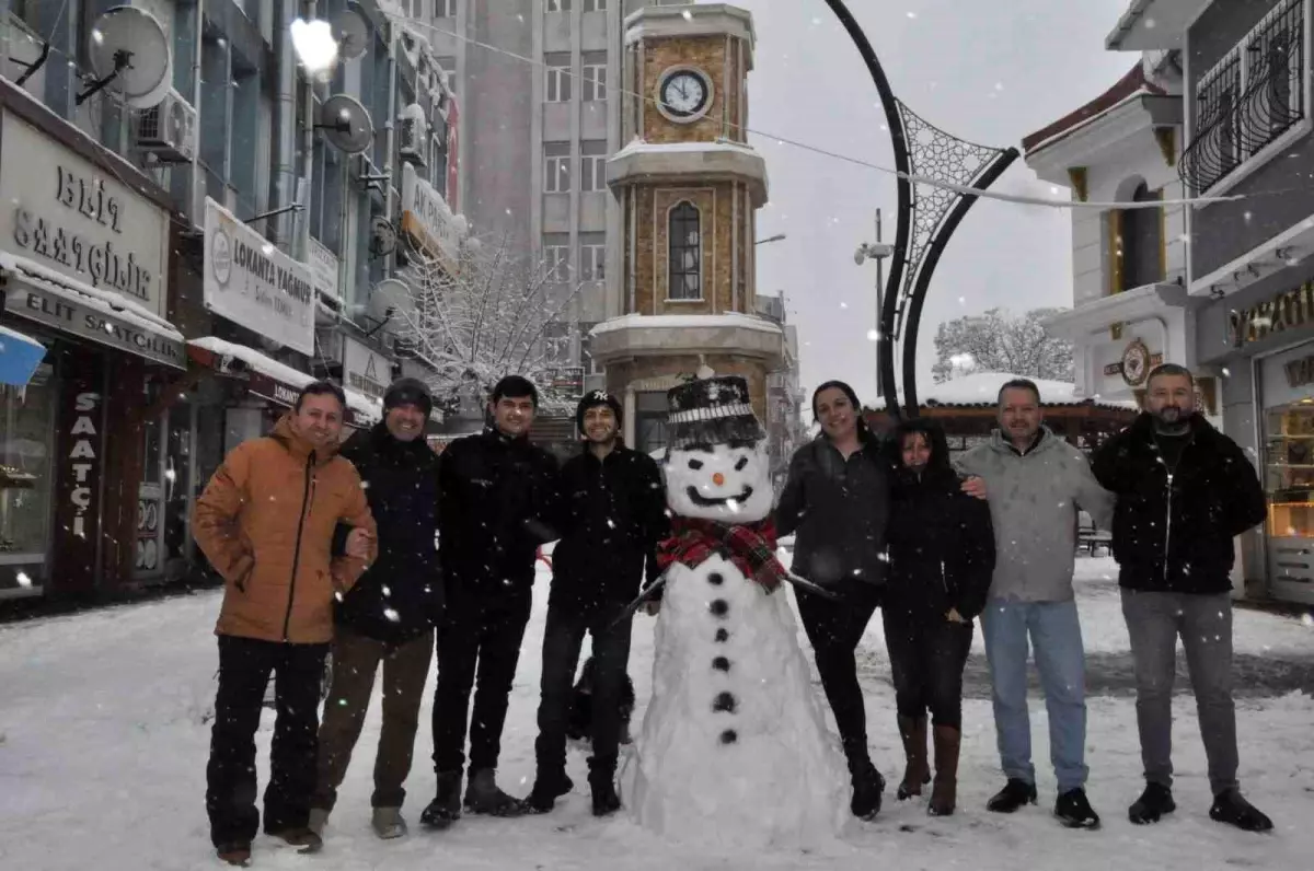 Keşan\'da Kar Yağışı, Esnaf ve Aileleri Kardan Adam Yaparken Eğlendi