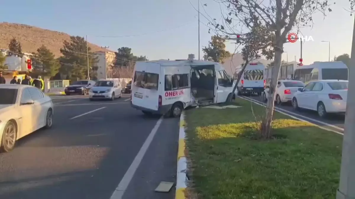 Mardin\'de Tır ile İşçi Servisi Çarpıştı