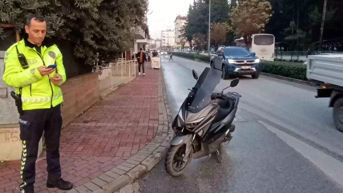 Antalya\'da Motosiklet, Çocuk Scooter\'ına Çarptı