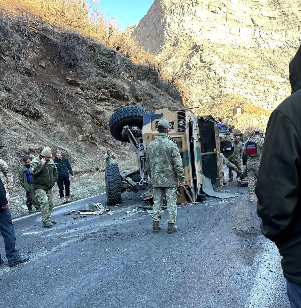 Şırnak\'ta Askeri Araç Devrildi: 2 Yaralı