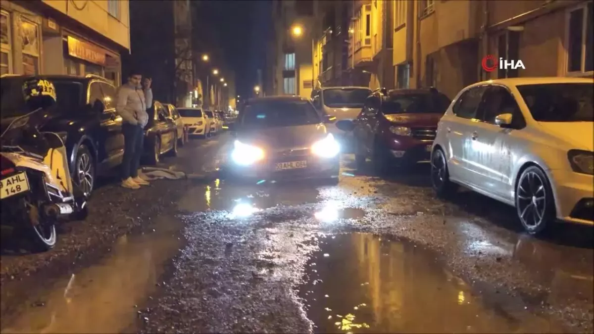 Tekirdağ\'da Yağışlar Nedeniyle Yol Çöktü, Otomobil Çukura Saplandı