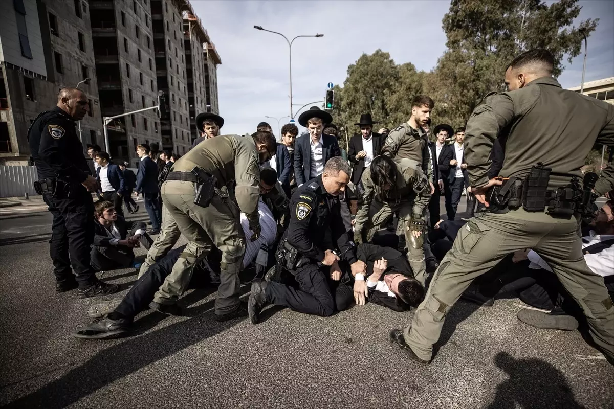 İsrail\'de Haredilerden Askerlik Protestosu