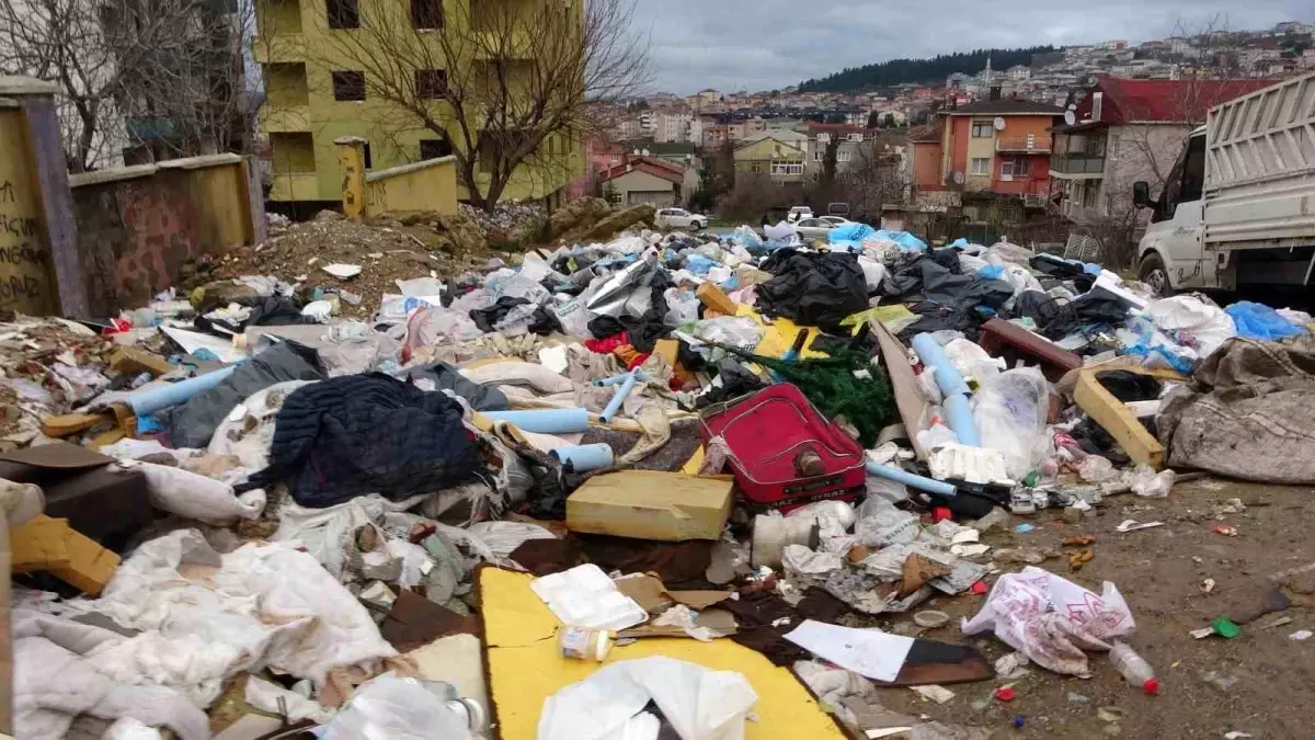 Üsküdar\'da Çöp ve Moloz Yığınları Mahalleliyi Rahatsız Ediyor