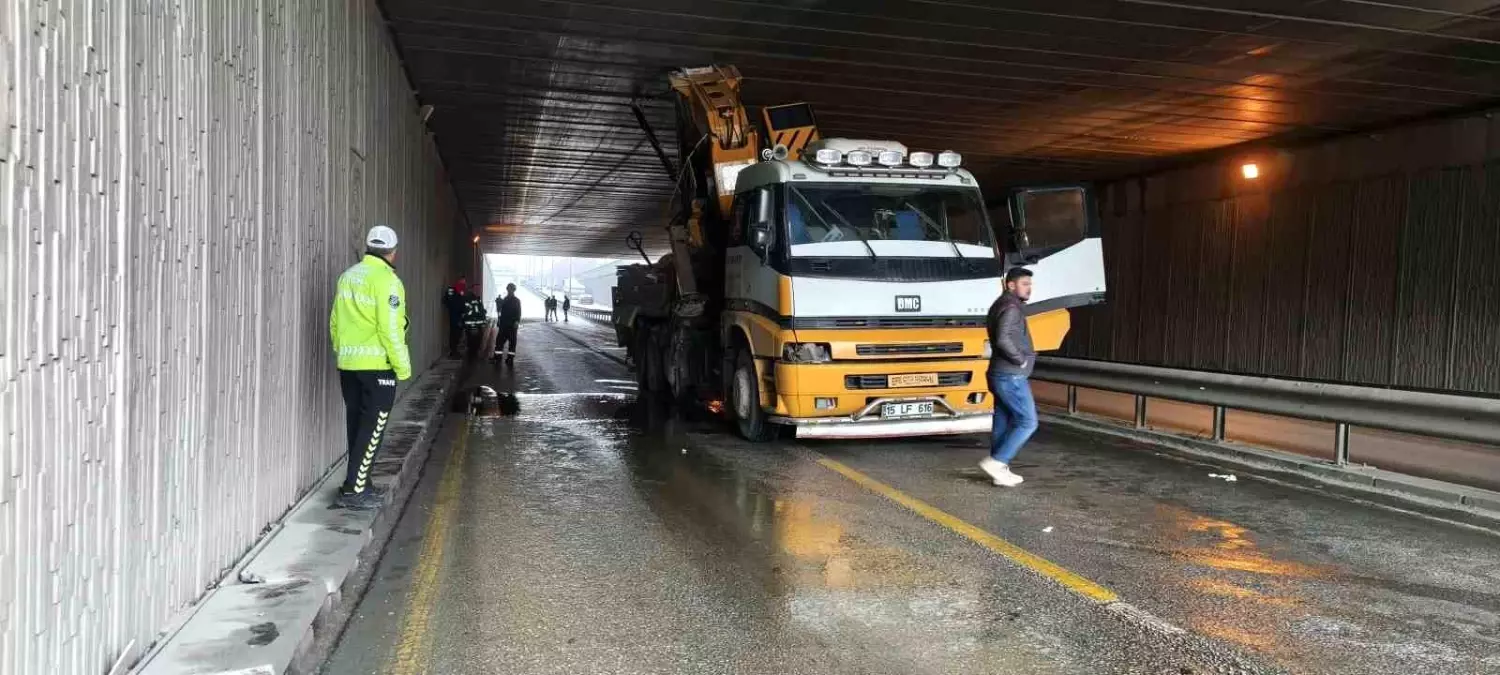 Denizli\'de Vinç Alt Geçitte Sıkıştı