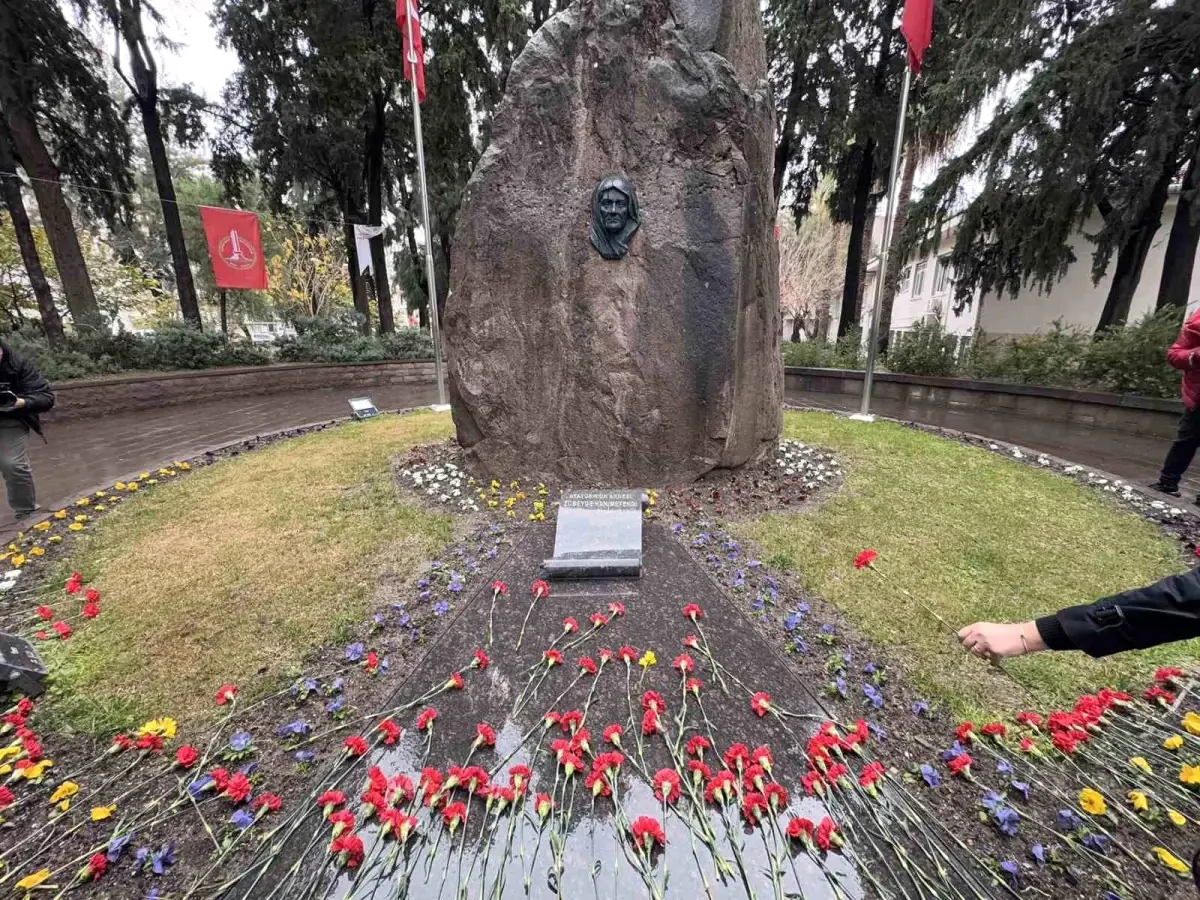 Zübeyde Hanım, Vefatının 102. Yılında Anıldı