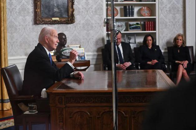 Biden'in ve konuşmasında ilginç detay: Oval Ofis'te yastık desteği