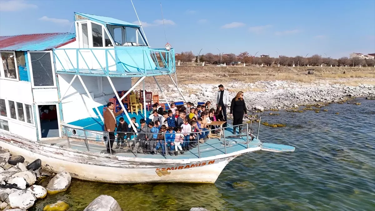 Öğrenciler Van Gölü\'nde Eğlenceli Gün Geçirdi