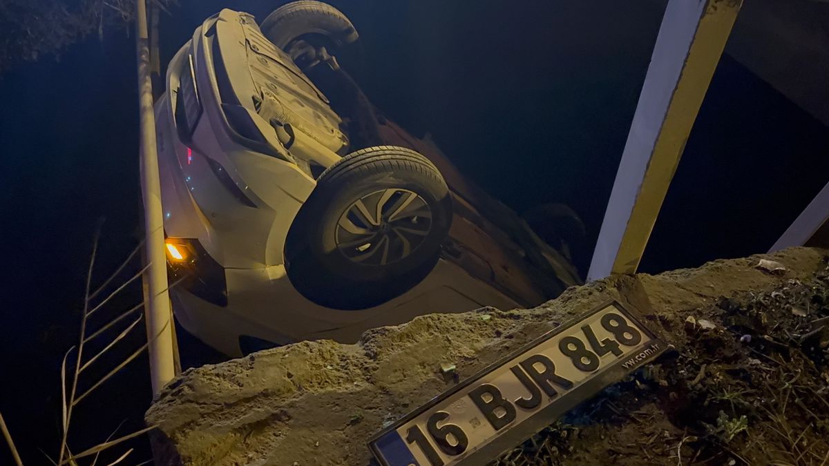 Bursa\'da Dereye Düşen Otomobilde 2 Yaralı