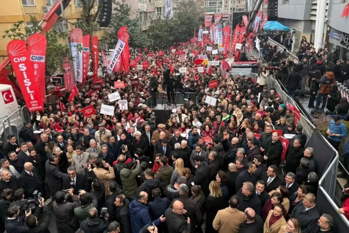 Büyük kalabalık toplandı! CHP\'den Beşiktaş\'ta \'demokrasi\' mitingi