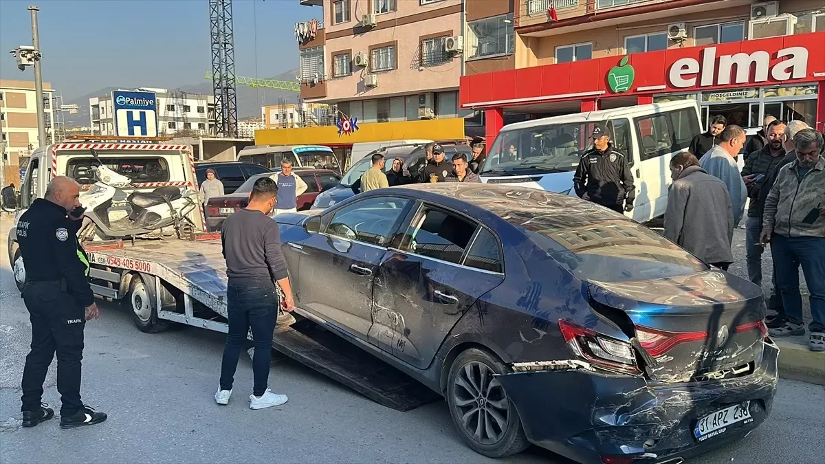 İskenderun\'da Freni Arızalanan Kamyon 5 Araca Çarptı