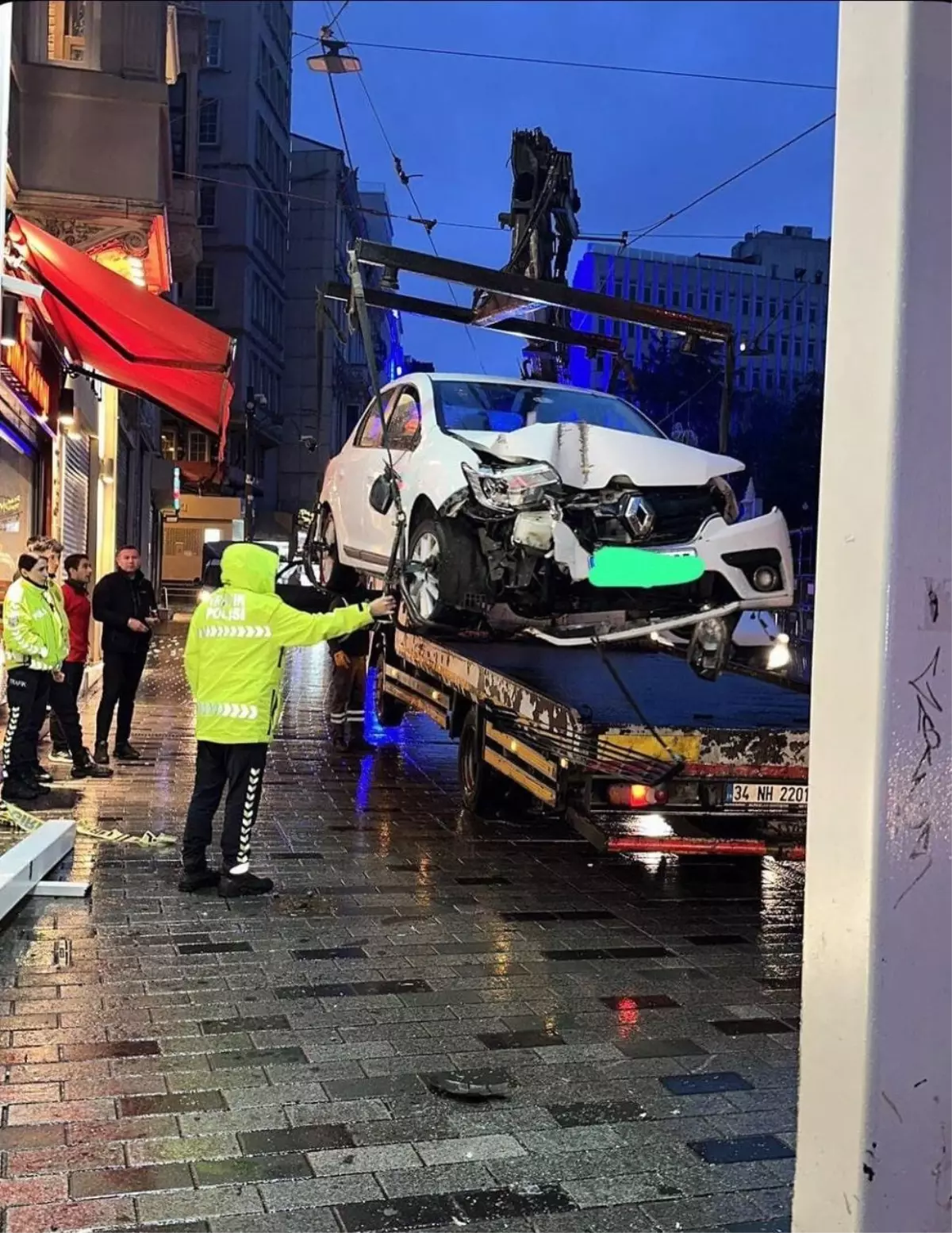 İstiklal Caddesi\'nde Kaza: Uykusuz Araç Kullanımı Felakete Neden Oluyordu