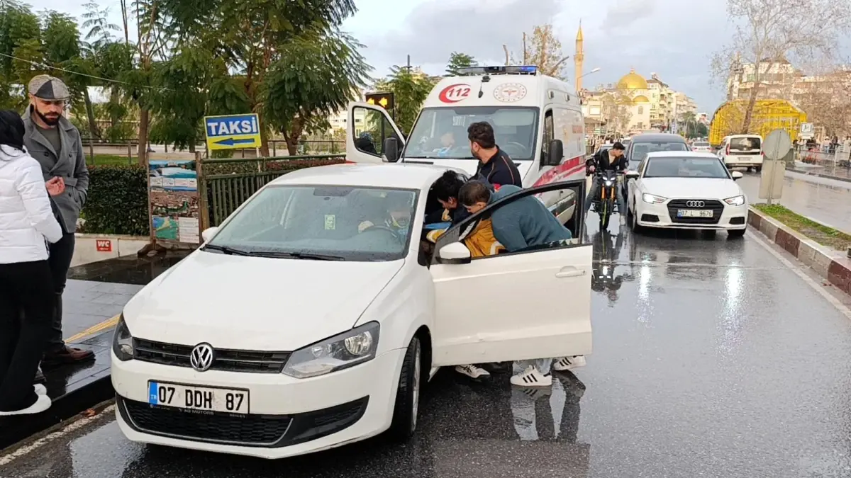 Antalya\'da Alkollü Sürücü Kaza Yaptı