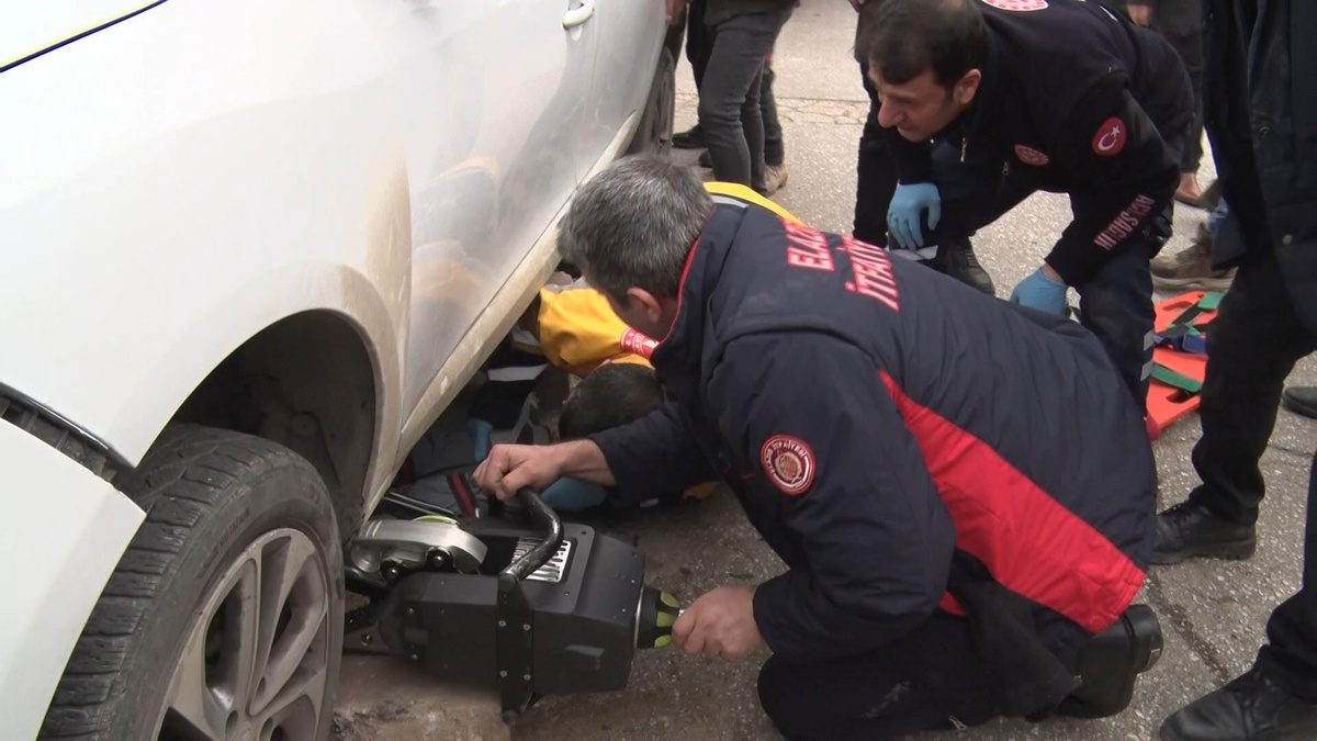 Elazığ\'da Motosiklet ile Otomobil Çarpıştı: Kurye Ağır Yaralı