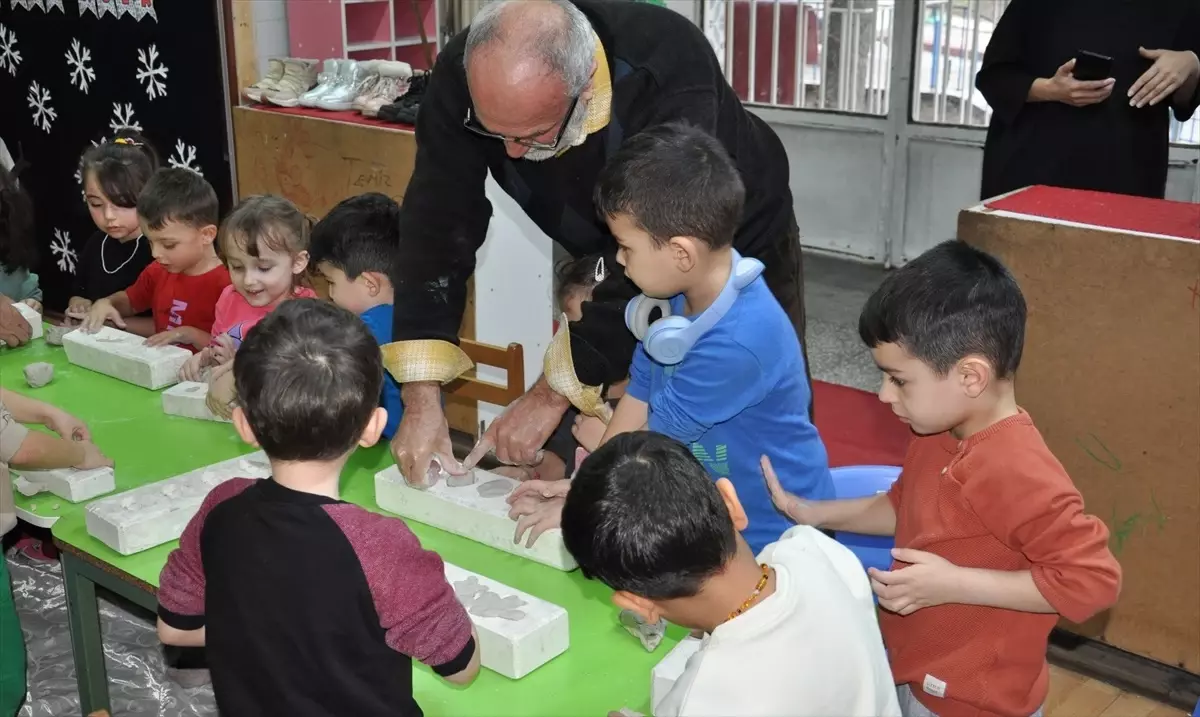 Kütahya\'da anaokulu öğrencileri çini çamuruna şekil verdi