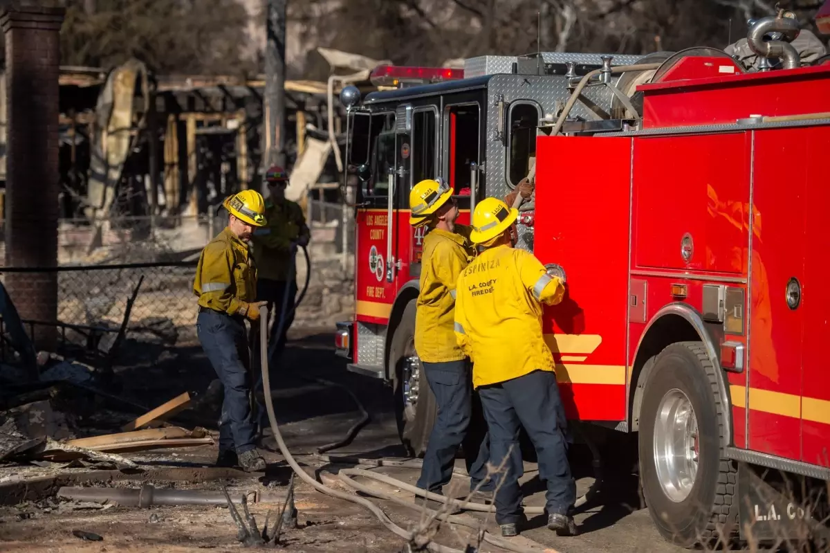 Los Angeles\'taki Orman Yangınları, Santa Ana Rüzgarları Nedeniyle Zorlaşıyor