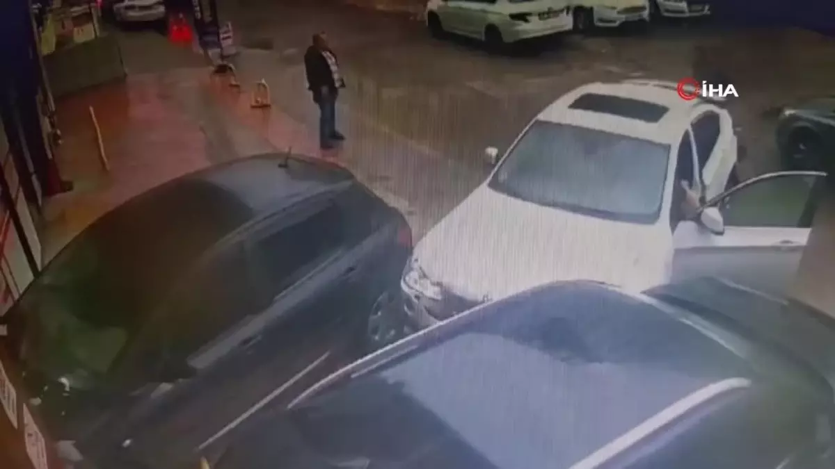 Lüks Araç Hastane Aciline Girdi