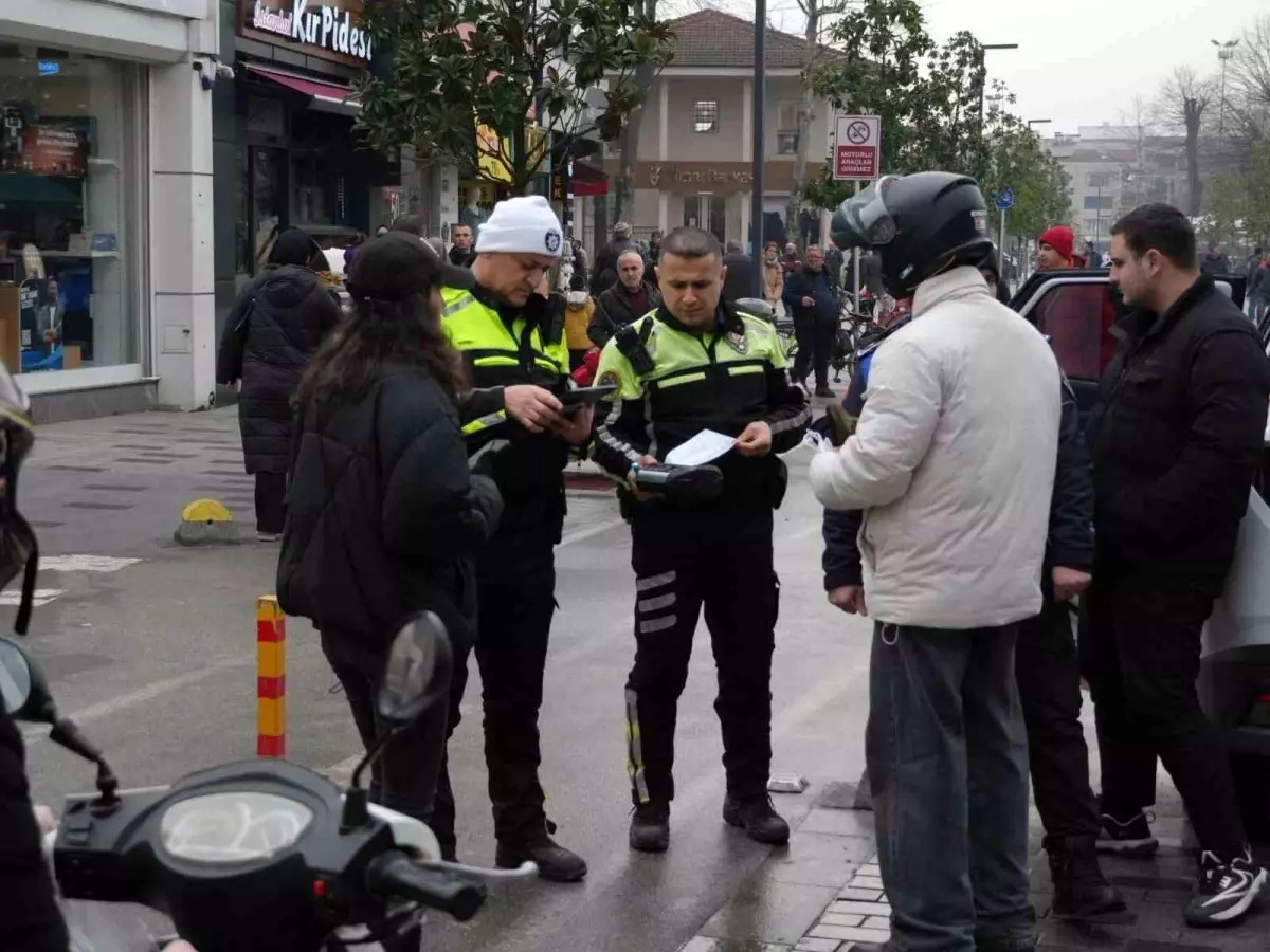 Düzce\'de Motosiklet Denetimi: 16 Sürücüye Cezai İşlem