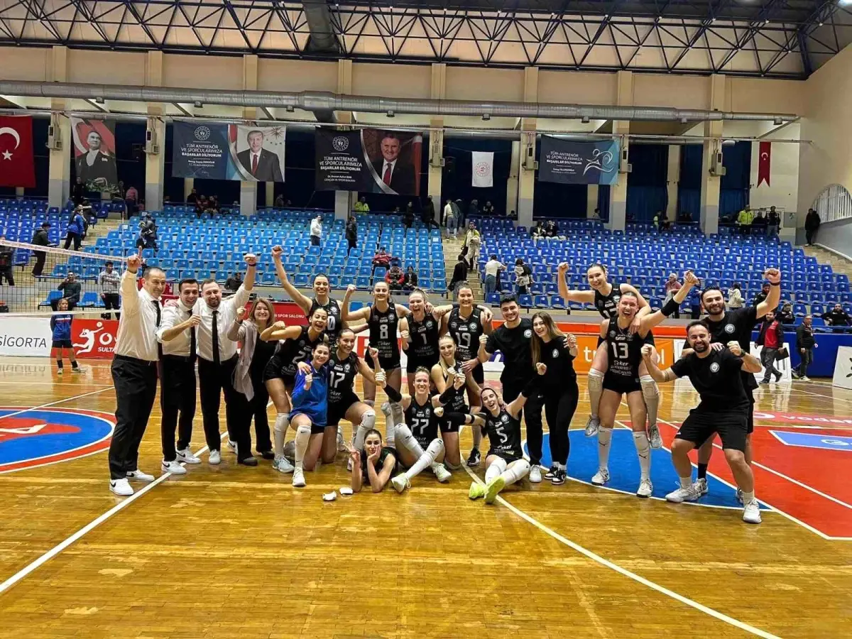 Nilüfer Belediyespor Kadın Voleybol Takımı, Aydın\'da Zaferle Döndü