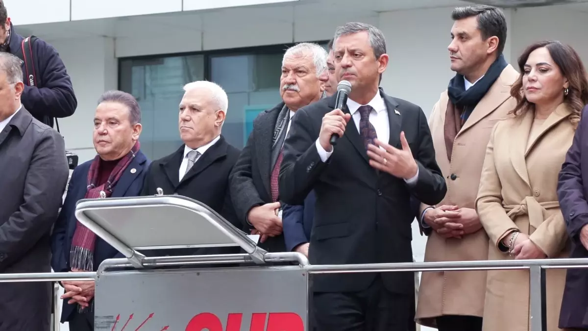 CHP Genel Başkanı Özgür Özel\'den Beşiktaş\'ta İfadeler: \'Demokrasi Milletindir\'