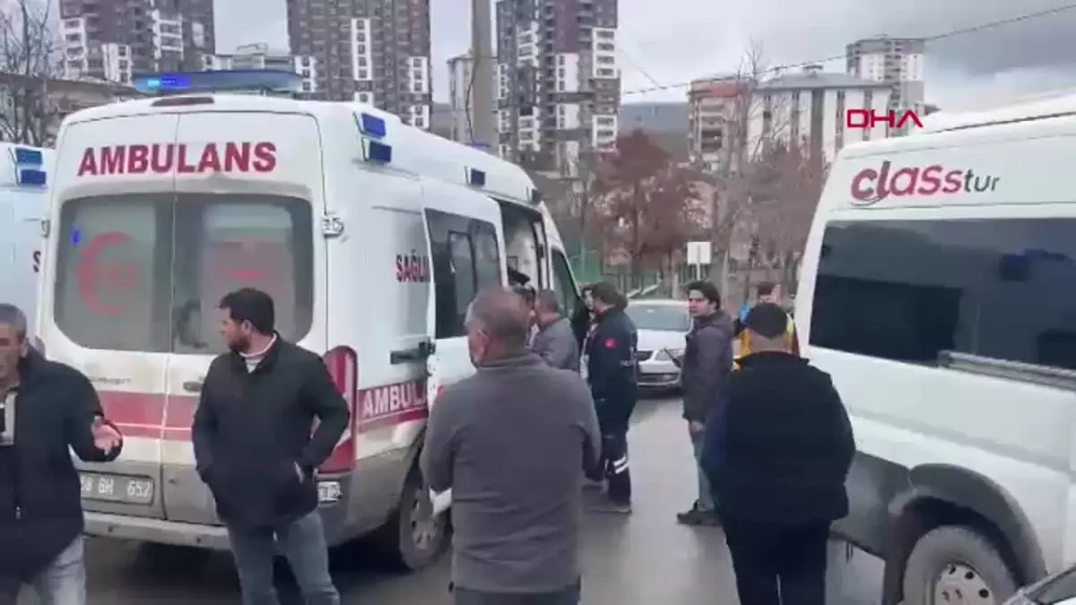 Sivas\'ta Okul Servisi ile Cip Çarpıştı: 4 Yaralı