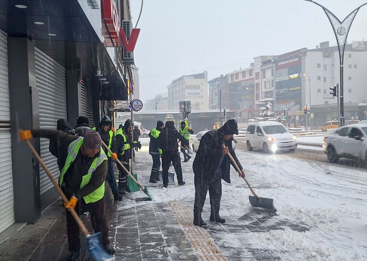 Van\'da Kar Yağışı ve Ulaşım Aksamaları