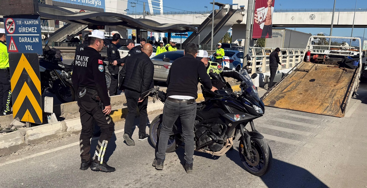 Alkollü Sürücü Trafik Polisinin Yaralanmasına Sebep Oldu