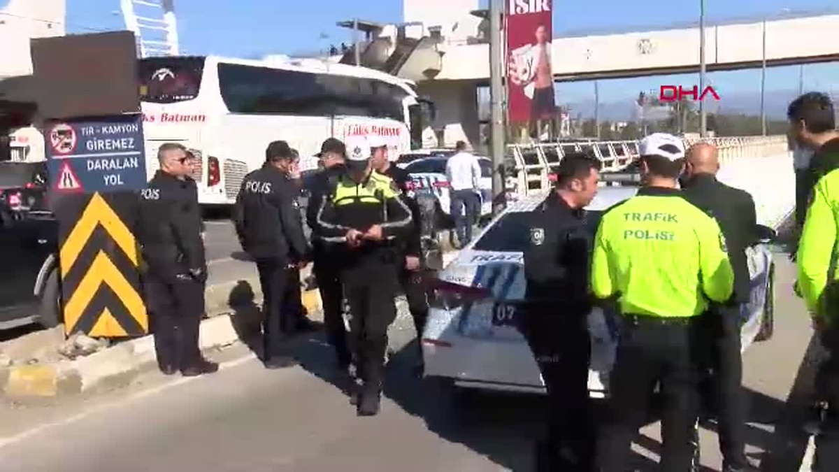 Alkollü Sürücü Trafik Polisi Motosikletine Çarptı