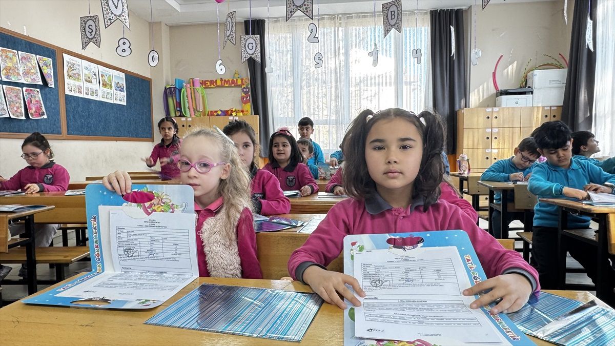 Öğrenciler Karnelerini Aldı: Antalya, Muğla, Isparta ve Burdur\'da Törenler Gerçekleşti