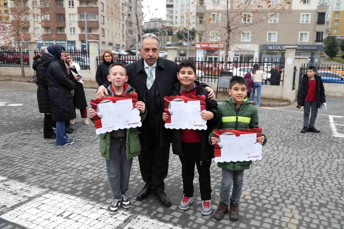 Talas Belediye Başkanı Yalçın, Öğrencilere Karnelerini Verdi