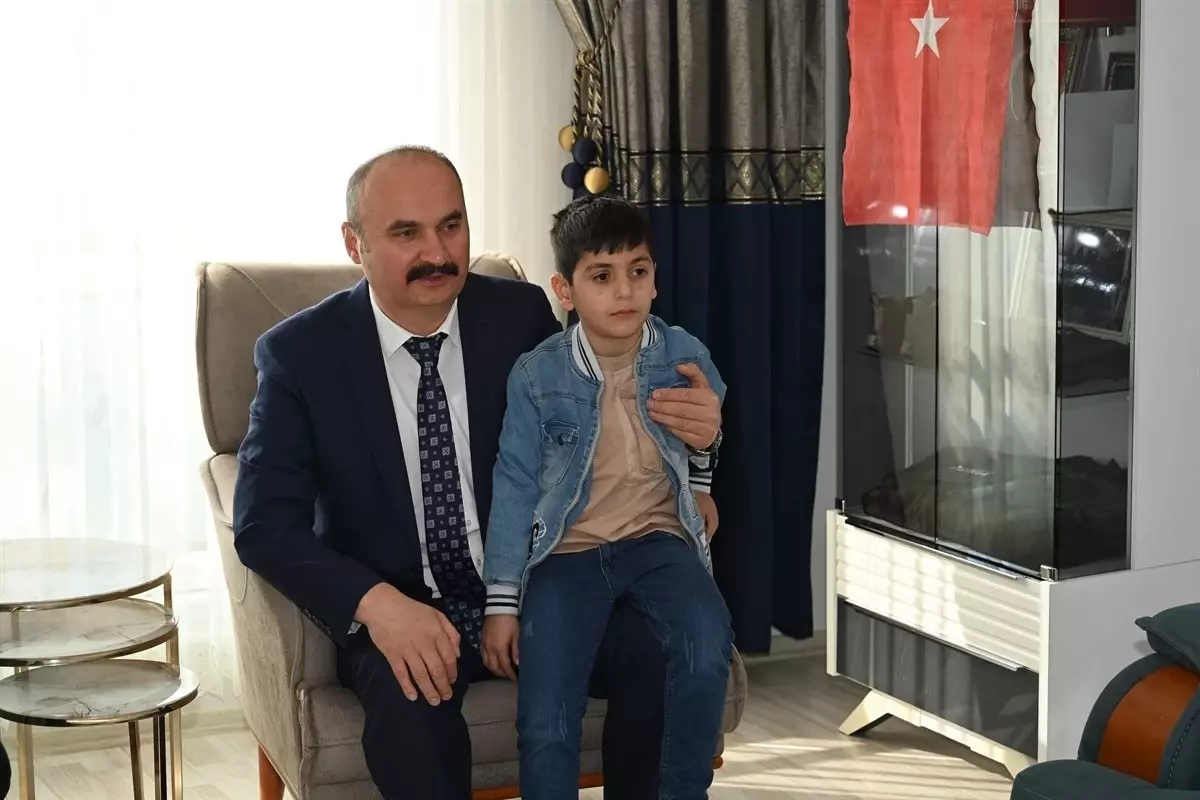 Batman\'da şehit çocuğuna karne tebrik kartı verildi