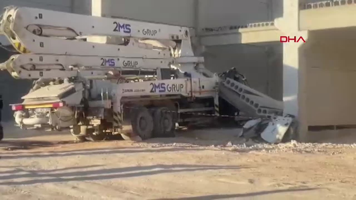 Gaziantep\'te Vinç Operatörü Betondan Blokun Altında Kaldı