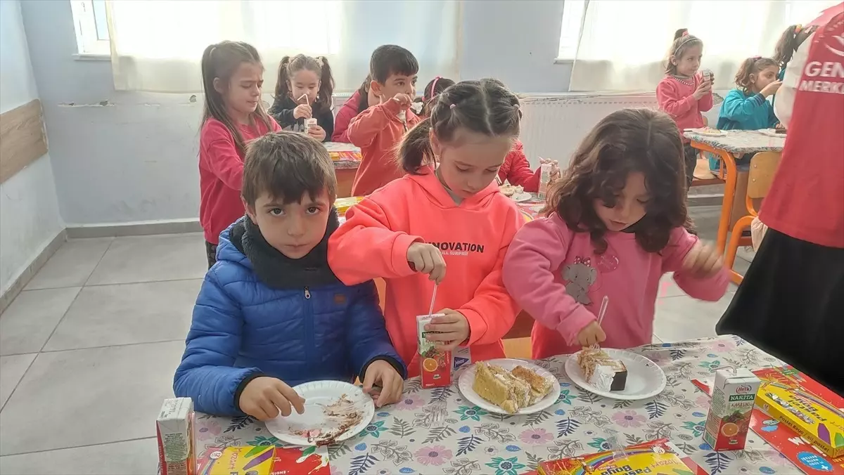 Çelikhan\'da Karneler Dağıtıldı